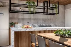 Perspectiva da piscina com deck de madeira, espreguiçadeiras listradas e vegetação suspensa na fachada — Infinity Residence em Ingleses, Florianópolis