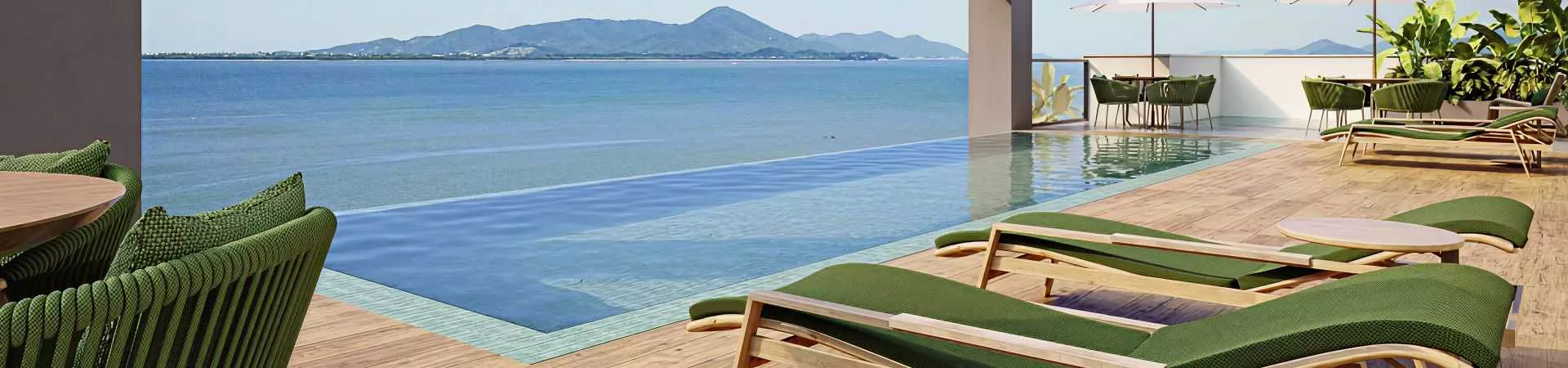Piscina infinita no rooftop com espreguiçadeiras verdes, deck de madeira e vista panorâmica para a Baía Norte e ilhas — Jardim de Coqueiros em Coqueiros, Florianópolis