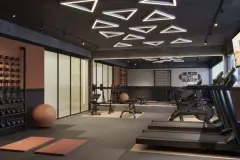 Academia com esteiras, kettlebells, bola de ginástica, luminárias triangulares de LED e espelhos — Jardim de Coqueiros em Coqueiros, Florianópolis