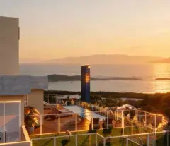 Foto do rooftop do Lazuli Residence ao entardecer com piscina e vista panorâmica para o mar — ângulo alternativo — Lazuli Residence em Ponta das Canas, Florianópolis