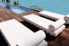 Perspectiva da área de piscina com espreguiçadeiras em deck de madeira do Lazuli Residence — Lazuli Residence em Ponta das Canas, Florianópolis