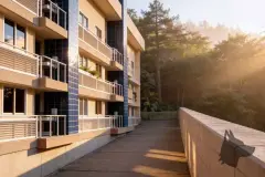 Foto da fachada lateral do Lazuli Residence ao entardecer com varandas e araucárias ao fundo — Lazuli Residence em Ponta das Canas, Florianópolis