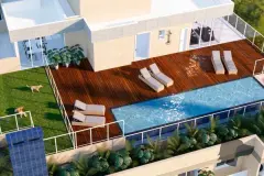 Perspectiva do rooftop com piscina, espreguiçadeiras e deck de madeira do Lazuli Residence — Lazuli Residence em Ponta das Canas, Florianópolis