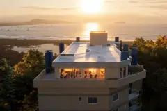 Perspectiva da cobertura do Lazuli Residence ao entardecer com vista para o mar de Ponta das Canas — Lazuli Residence em Ponta das Canas, Florianópolis