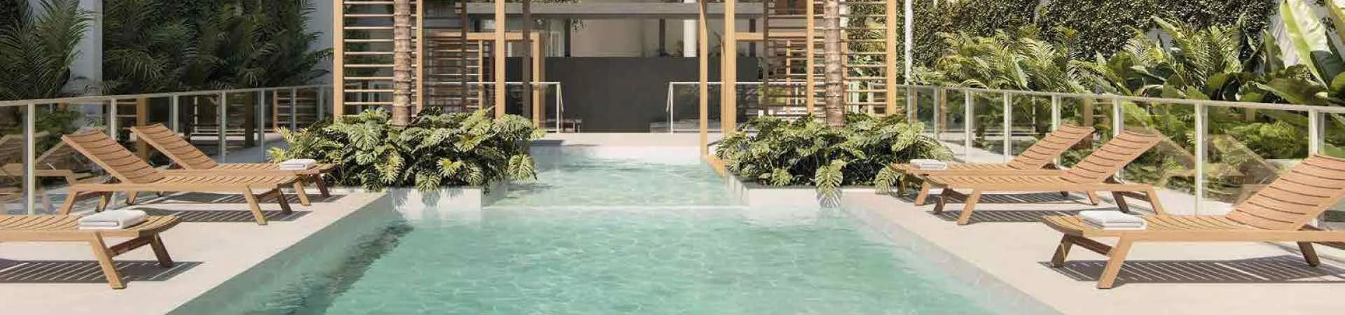 Perspectiva ilustrativa da piscina com espreguiçadeiras de madeira, plantas tropicais e pérgola ao fundo — Lumina Residence em Cachoeira do Bom Jesus, Florianópolis
