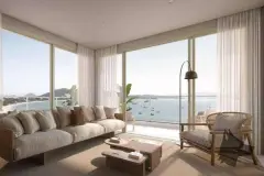 Perspectiva ilustrativa da sala de estar com sofá bege e vista panorâmica para o mar com barcos e ilhas — Lumina Residence em Cachoeira do Bom Jesus, Florianópolis