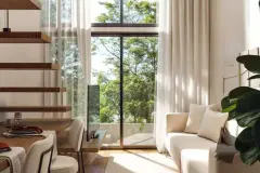 Perspectiva da sala de estar com sofá, escada de madeira e portas de vidro com vista para arborização — Lunáh Blue View em Campeche, Florianópolis