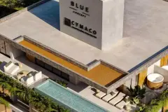 Vista aérea do rooftop do Lunáh Blue View com piscina, lounges e logotipos da Blue Concept e Cymaco — Lunáh Blue View em Campeche, Florianópolis