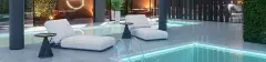 Perspectiva da piscina coberta do Maldivas Spa Urbano nos Ingleses com espreguiçadeiras e iluminação em LED — Maldivas SPA Urbano em Ingleses, Florianópolis