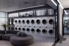 Perspectiva da lavanderia coletiva do Maldivas Spa Urbano com múltiplas máquinas de lavar empilhadas — Maldivas SPA Urbano em Ingleses, Florianópolis
