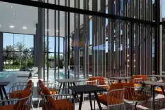 Perspectiva da área da piscina com jardim vertical e bar externo do Maldivas Spa Urbano — ângulo noturno — Maldivas SPA Urbano em Ingleses, Florianópolis