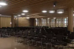 Perspectiva do salão de eventos do Maldivas Spa Urbano com cadeiras e teto de ripas de madeira — Maldivas SPA Urbano em Ingleses, Florianópolis