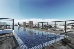 Piscina no rooftop com deck de madeira, borda infinita e vista panorâmica para a cidade de Ingleses — Manhattan Residence em Ingleses, Florianópolis