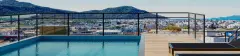 Piscina no rooftop com deck de madeira, espreguiçadeiras e vista panorâmica para Ingleses e o mar — Mar do Norte Studios em Ingleses, Florianópolis