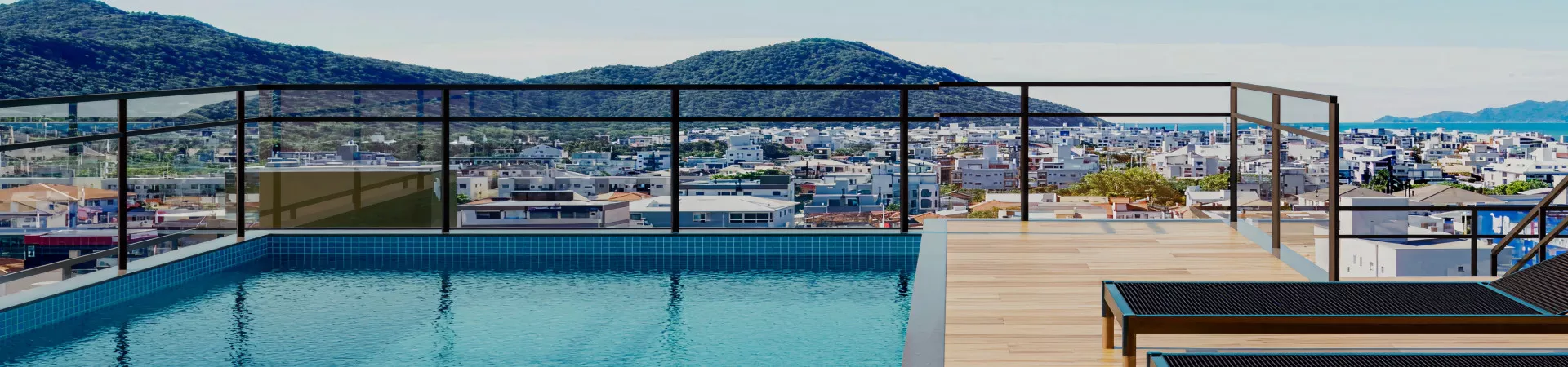 Piscina no rooftop com deck de madeira, espreguiçadeiras e vista panorâmica para Ingleses e o mar — Mar do Norte Studios em Ingleses, Florianópolis