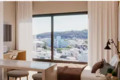 Studio com janela ampla e vista para morros, mesa de trabalho, cama e TV — Mar do Norte Studios em Ingleses, Florianópolis