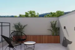 Varanda privativa com banco de madeira, plantas e céu azul ao fundo — Mar do Norte Studios em Ingleses, Florianópolis