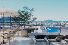 Área do rooftop com poltronas, mesas e vista panorâmica para Ingleses e o mar — Mar do Norte Studios em Ingleses, Florianópolis
