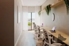 Coworking com bancada longa, cadeiras ergonômicas e plantas pendentes — Mar do Norte Studios em Ingleses, Florianópolis