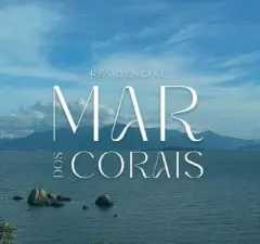 Logomarca do Residencial Mar dos Corais sobre vista da Baía Norte com rochas e morros — Mar dos Corais em Coqueiros, Florianópolis