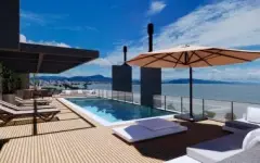 Fachada lateral do edifício com balcões e escalonamento arquitetônico — Maranello Residence em Balneário, Florianópolis