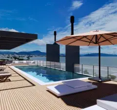 Fachada frontal do edifício com logotipo Maranello Residence, jardim e calçada — Maranello Residence em Balneário, Florianópolis