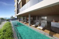 Piscina lap pool com deck de madeira, espreguiçadeiras e espaço gourmet coberto com bar em mármore — Marena em Canasvieiras, Florianópolis