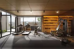 Academia com esteiras, bicicleta e aparelhos de musculação, prateleiras iluminadas e teto de madeira — Marena em Canasvieiras, Florianópolis