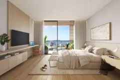 Suíte com cama de casal, TV, escrivaninha, banco ao pé da cama e varanda com vista para o mar — Marena em Canasvieiras, Florianópolis