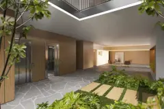 Hall de entrada com elevadores em madeira, jardim interno com vegetação e deck — Marena em Canasvieiras, Florianópolis