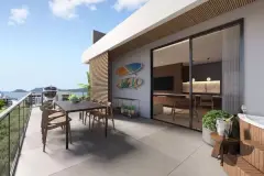 Varanda de cobertura com mesa de jantar, pranchas de surf decorativas e banheira, vista para o mar — Marena em Canasvieiras, Florianópolis