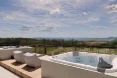 Rooftop com duas banheiras de hidromassagem, espreguiçadeiras e vista panorâmica para campos e lagoa — Max Studios 45 em João Paulo, Florianópolis