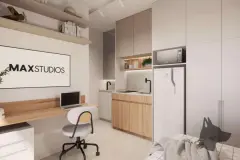 Studio com home office integrado à cozinha compacta com geladeira e micro-ondas, logotipo MaxStudios na parede — Max Studios 45 em João Paulo, Florianópolis