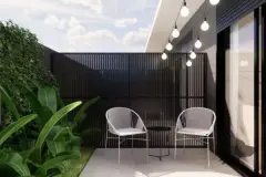 Varanda privativa com cadeiras de corda, painel ripado preto, jardim vertical e luzes suspensas — Max Studios 45 em João Paulo, Florianópolis