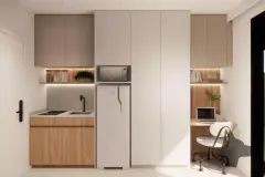 Cozinha compacta com armários em dois tons branco e bege, geladeira, micro-ondas e bancada de home office — Max Studios 45 em João Paulo, Florianópolis