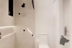 Banheiro compacto com box de vidro, chuveiro preto, vaso e nicho iluminado, ângulo alternativo — Max Studios 45 em João Paulo, Florianópolis