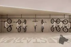 Academia com paredes de madeira, escadas de parede e nicho com bolas de pilates e halteres — Max Studios 45 em João Paulo, Florianópolis