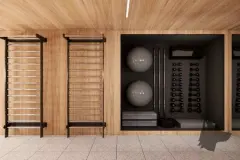 Academia real com aparelhos crossfit, esteiras e parede com frase motivacional Harder Better Faster Stronger — Max Studios 45 em João Paulo, Florianópolis