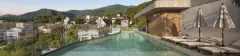 Piscina linear do rooftop com espreguiçadeiras e vista para morros e bairro Pantanal — Max Studios 177 em Pantanal, Florianópolis