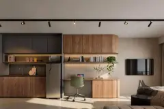 Studio com cozinha em armários escuros e madeira, geladeira integrada e área de trabalho com TV — Max Studios 177 em Pantanal, Florianópolis