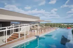 Piscina linear com deck de madeira, espreguiçadeiras e guarda-sol com vista para morros e céu — Maxxi Garden em Cachoeira do Bom Jesus, Florianópolis