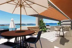 Terraço com vista para o mar, mesas redondas com guarda-sóis, cadeiras e pérgola de madeira — Maxxi View em Jurerê, Florianópolis