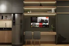Studio com cozinha escura integrada, geladeira, bancada de trabalho com TV e prateleiras iluminadas — Maxxi View em Jurerê, Florianópolis