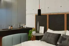 Suíte do duplex com cabeceira de ripas de madeira, cama de casal e penteadeira preta — Maxxi View em Jurerê, Florianópolis