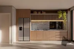 Cozinha com armários em madeira, geladeira side-by-side, TV embutida, prateleiras com taças e plantas — Meraki Allure em Jurerê, Florianópolis