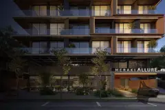 Fachada noturna com detalhe da entrada iluminada Meraki Allure, varandas em vidro e madeira — Meraki Allure em Jurerê, Florianópolis