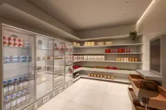 Minimercado com gôndolas de produtos, geladeiras de bebidas e frutas — Meraki Sunset em João Paulo, Florianópolis