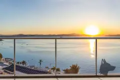 Vista da varanda com pôr do sol dourado sobre a baía de Florianópolis e montanhas ao fundo — Meraki Sunset em João Paulo, Florianópolis