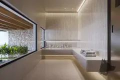 Sala de banho e spa com bancada de travertino, decoração zen, toalhas e janela com jardim externo — Meraki Sunset em João Paulo, Florianópolis