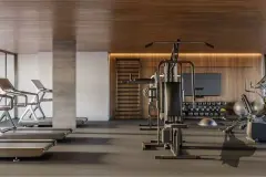 Academia com esteiras, aparelhos de musculação, halteres e teto de madeira — Meraki Sunset em João Paulo, Florianópolis